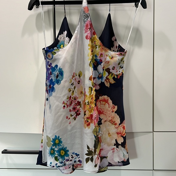 Tank top size small - Picture 3 of 3